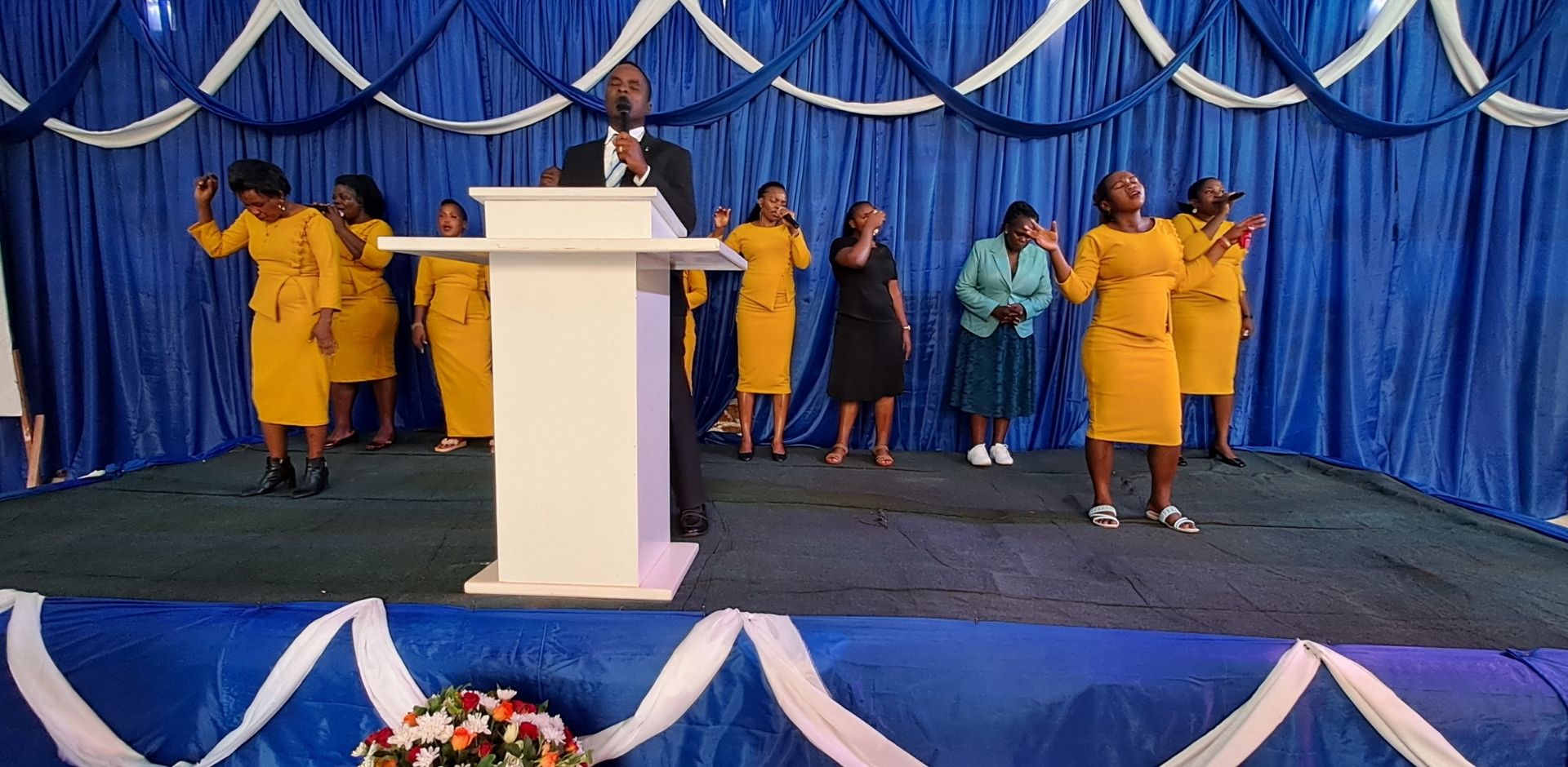 Bishop Daniel Kisa with the choir worshipping